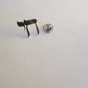 Hebrew Long Life Chai tie tack